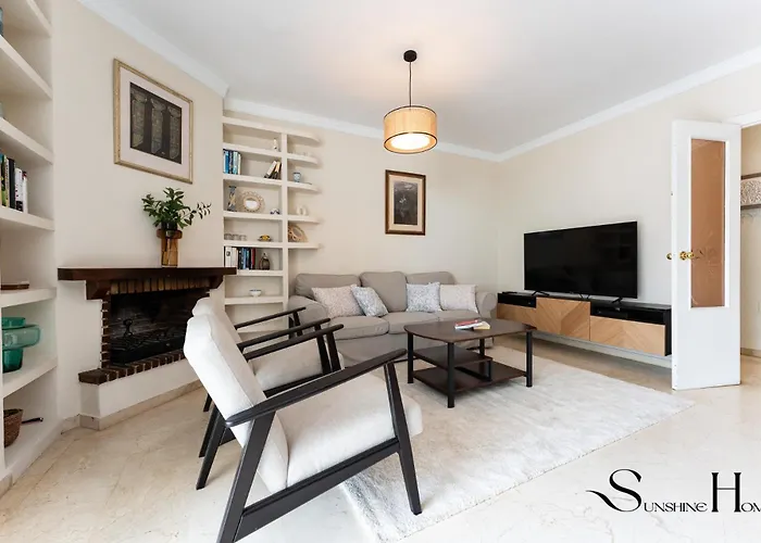 Perfect Location 3 Bedrooms 2 Bath, Parking, Pool