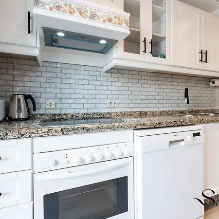 Perfect Location 3 Bedrooms 2 Bath, Parking, Pool شقة
