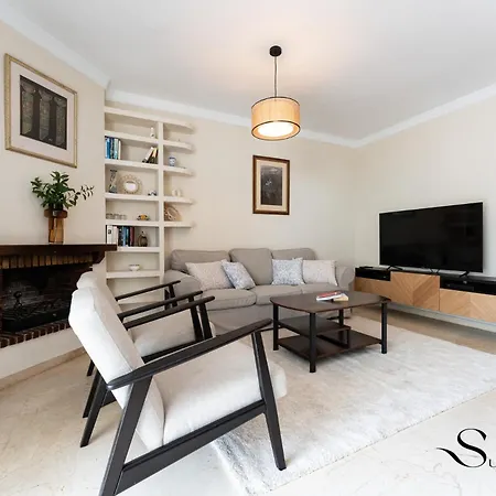 Perfect Location 3 Bedrooms 2 Bath, Parking, Pool