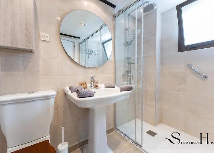 Perfect Location 3 Bedrooms 2 Bath, Parking, Pool Apartment *