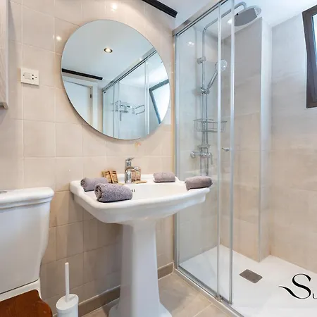 Perfect Location 3 Bedrooms 2 Bath, Parking, Pool 아파트 *